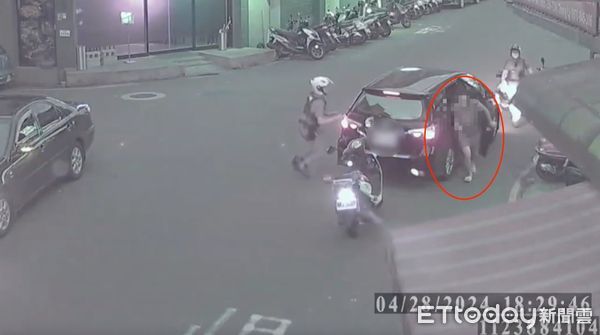 ▲▼員警攔查時1名移工從後座竄逃，女警壓住車門仍被2移工趁隙逃逸，車內越女經調查為失聯移工             。（圖／記者陳以昇翻攝）