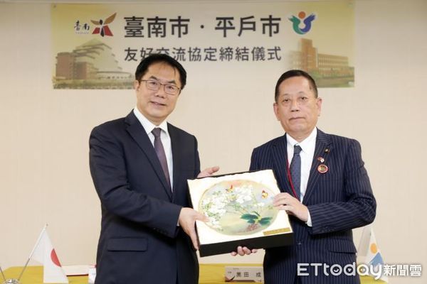 ▲日本長崎縣平戶市黑田成彥市長，29日與台南市長黃偉哲，簽署兩市「友好交流協定書」。（圖／記者林東良翻攝，下同）