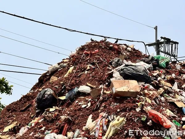 ▲北港鎮清潔隊昨、今兩天清掃炮灰，截至今中午計算共清出135.71公噸。（圖／記者蔡佩旻翻攝）