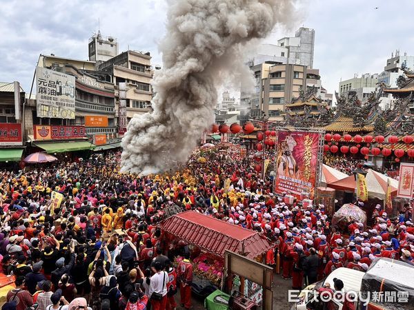 ▲北港鎮清潔隊昨、今兩天清掃炮灰，截至今中午計算共清出135.71公噸。（圖／記者蔡佩旻翻攝）