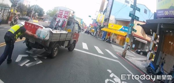 ▲自小貨車拋錨路口，內埔警方協助迅速排除             。（圖／記者陳崑福翻攝）