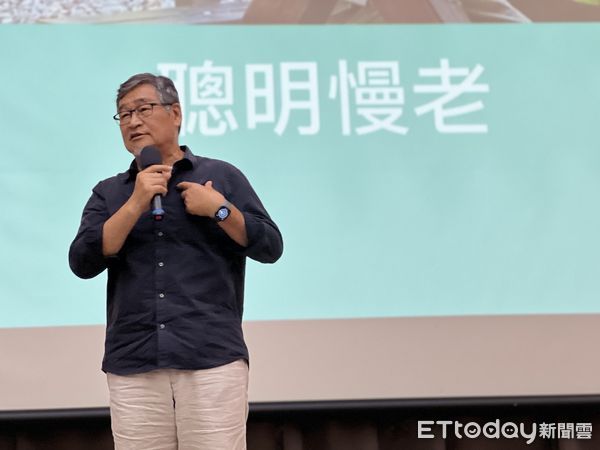 ▲▼  嘉義市逆齡人生開學典禮邀金鐘主持人王浩一 談聰明慢老怎麼做   。（圖／嘉義市政府提供）