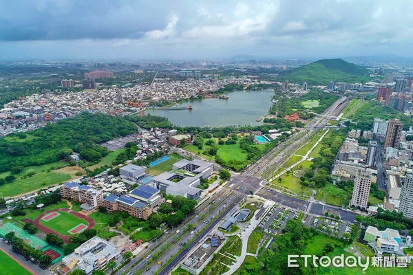 ▲▼舊左營國中與蓮池潭空拍圖。（圖／記者賴文萱翻攝）