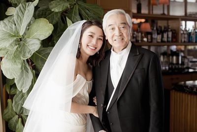 秦沛女兒結婚4年「回香港補辦婚禮」！　敬茶感動落淚