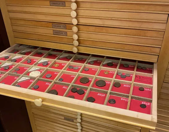 ▲▼富豪訂「神秘遺囑」子孫苦等百年領到2萬件古錢幣。（圖／翻攝自Stack`s Bowers）