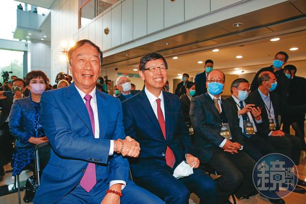推動輪值CEO，劉揚偉與鴻海老臣派間曾有一番角力，最後在創辦人郭台銘力挺下，4月開始上路。