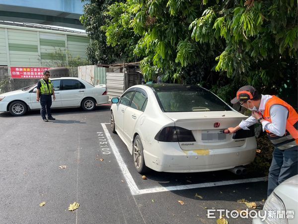 ▲力姓車主的車輛被查獲，被監理站人員跟員警一起拔牌             。（圖／記者吳奕靖翻攝）