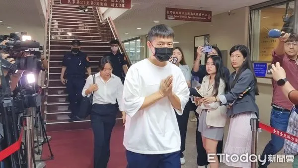 ▲▼藝人宥勝（本名王宥勝）性侵案30日到台北地院出庭，雙手合十沒回應媒體發問。（圖／記者黃哲民攝）