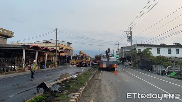 ▲▼曳引車「騎」上分隔島瞬間（上圖），並撞斷分隔島2根電桿。（圖／記者游芳男翻攝，下同）