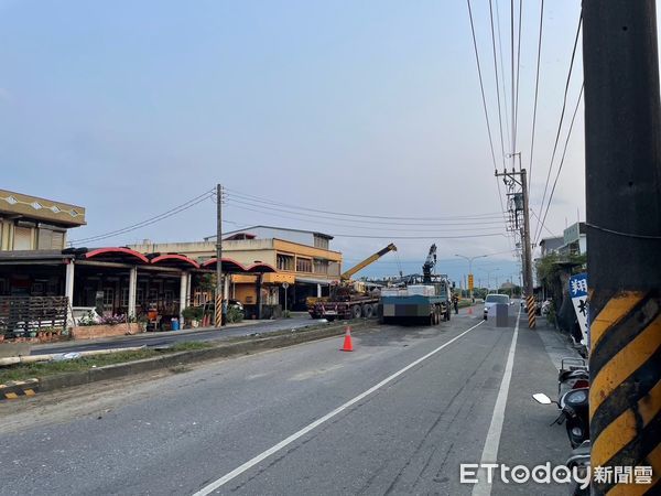 ▲▼曳引車「騎」上分隔島瞬間（上圖），並撞斷分隔島2根電桿。（圖／記者游芳男翻攝，下同）