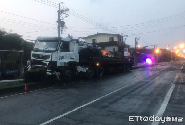 ▲▼曳引車「騎」上分隔島瞬間（上圖），並撞斷分隔島2根電桿。（圖／記者游芳男翻攝，下同）