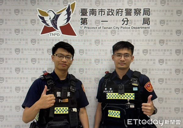 ▲市警一分局莊敬派出所警員朱晉廷、蔡宇杰（左起），協助以警車開道護送郭姓男子載突陣痛出血的劉姓妻子，緊急送醫救治，幸好平安無礙。（圖／記者林東良翻攝，下同）