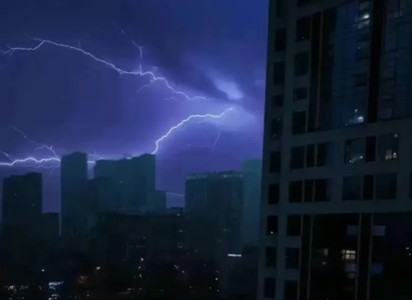 ▲長沙雷雨交加。（圖／翻攝自微博）