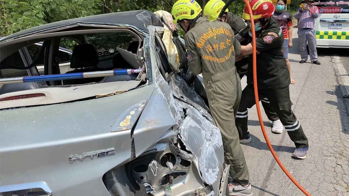 ▲▼女三寶開車「彎腰撿手機」撞對向來車！　泰男駕駛慘死。（圖／翻攝自khaosod）