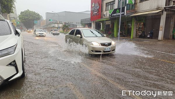 ▲▼金門發生今年最大雷雨，造成金門金城民權路道路淹水。（圖／記者林名揚翻攝）
