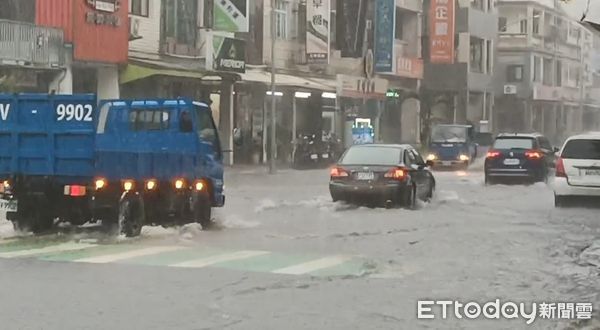 ▲▼金門發生今年最大雷雨，造成金門金城民權路道路淹水。（圖／記者林名揚翻攝）