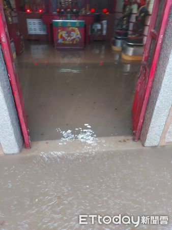 ▲▼金門發生今年最大雷雨，後豐港來鳳宮淹水。（圖／記者林名揚翻攝，下同）