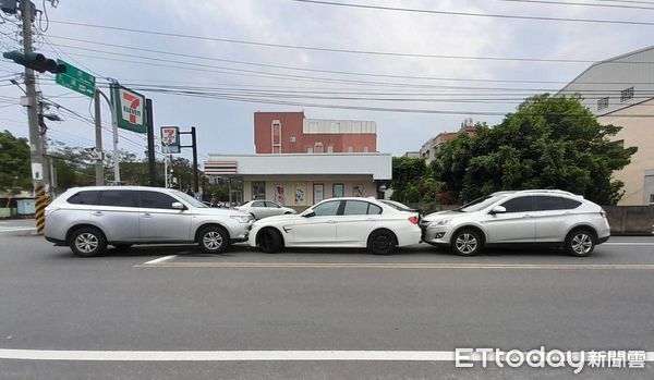 ▲遭雙車夾擊，嫌犯企圖加速衝撞，因輪胎空轉磨擦冒出陣陣白煙，現場驚險萬分。（圖／記者蔡佩旻翻攝）