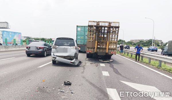 ▲國道一號南下桃園內壢路段今天上午發生大貨車自撞護欄後再追撞4輛車事故，國道一隊警方在現場處理。（圖／記者沈繼昌翻攝）