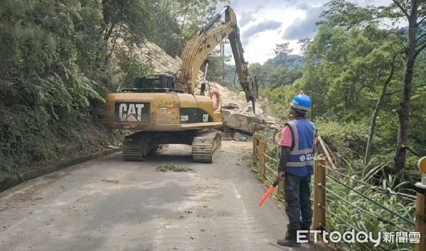 ▲▼      中橫谷關段土石崩落，道路封閉中       。（圖／記者李陳信得翻攝）