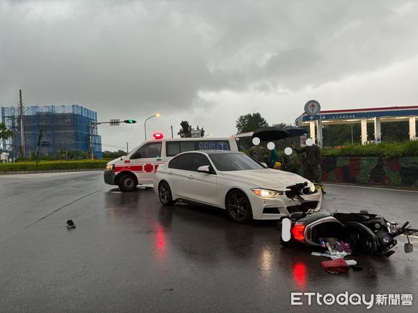 ▲▼金門30日發生車禍，路過阿兵哥幫傷者撐傘。（圖／記者林名揚翻攝）