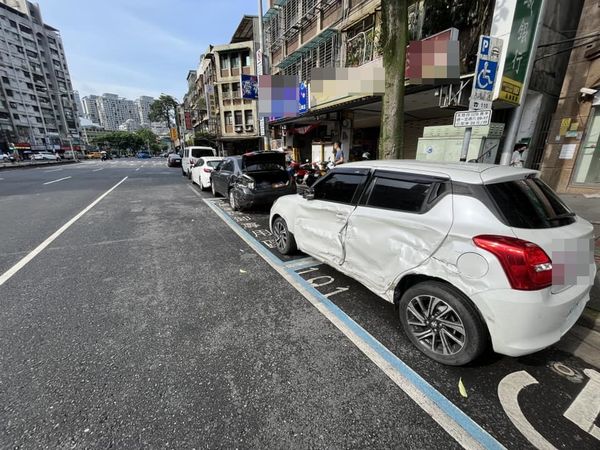 ▲愛車被塞千鈔「有點刮掉，一點心意」。（圖／翻攝自爆廢公社）