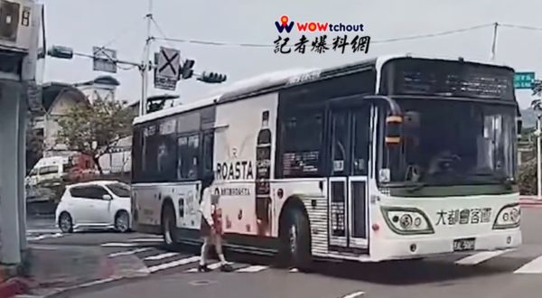 ▲▼公車強行右轉險撞上過馬路女子，女子直接倒退回到人行道。（圖／翻攝《記者爆料網》）