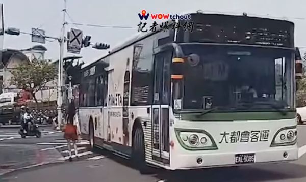 ▲▼公車強行右轉險撞上過馬路女子，女子直接倒退回到人行道。（圖／翻攝《記者爆料網》）