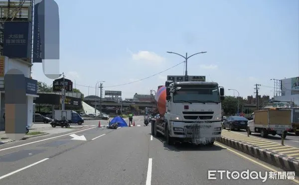 ▲▼預拌水泥車疑因視線死角擦撞機車，女騎士當場死亡             。（圖／民眾提供）