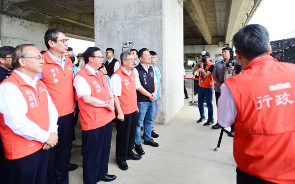 ▲行政院長陳建仁、副院長鄭文燦與桃園副市長蘇俊賓等人今天上午視察國二增設中路交流道案。（圖／市府新聞處提供）