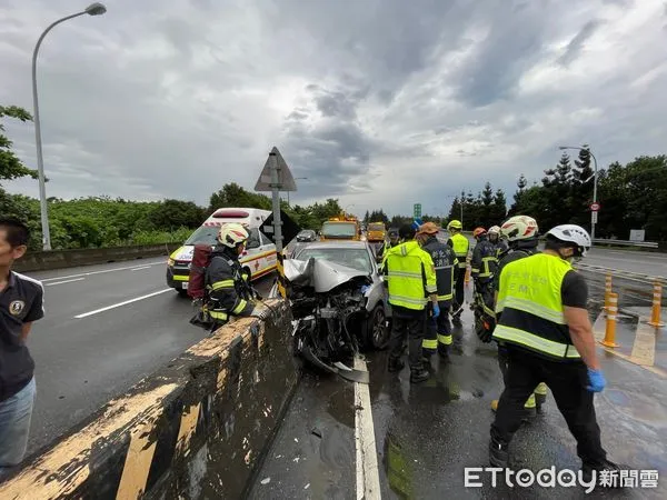 ▲▼安坑交流道自撞車禍，3歲女童意識不清送醫             。（圖／記者陳以昇翻攝）