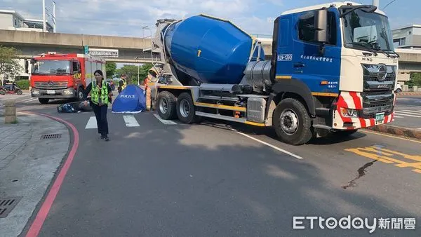 ▲台南市新市南科園區30日下午發生一起車禍命案，59歲女子騎機車在環東路一段跟大業一路交叉路口，疑遭水泥車追撞，女子人車倒地當場死亡。（圖／民眾提供，下同）