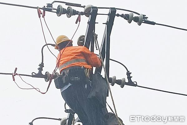 ▲桃園市八德、地溪區今天下午二度停電，台電人員急忙搶修。（圖／記者沈繼昌翻攝）