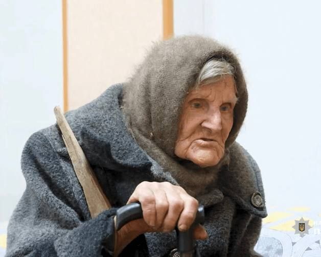 ▲烏克蘭98歲阿嬤絲特帕妮芙娜徒步10公里逃過俄軍砲襲和占領。（圖／翻攝X，下同）