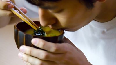 吃蜆肉不禮貌！日本掀起「蜆味增湯」喝法論戰 太宰治作品也寫上流人士都不吃