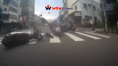 台南警機車停讓行人變連續追撞！　3車倒一團影片曝光