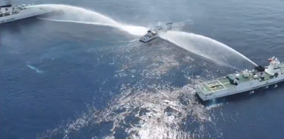 高壓水砲夾擊影片曝！ 菲律賓控中國海警毀損船隻