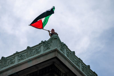 示威者哥大頂樓揮巴勒斯坦國旗！　紐約數百名戰術應變警力到場