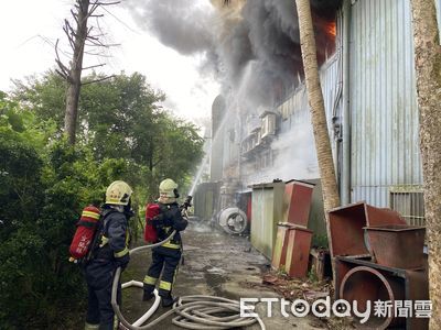 宜蘭三星鐵皮工廠火警！2樓全面燃燒　濃煙竄天...消防急灌救