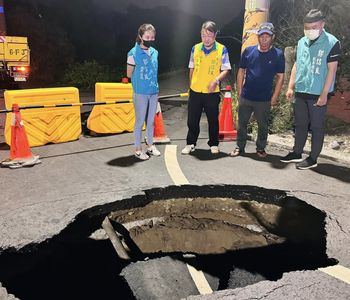 快訊／台南安南區驚見天坑！馬路崩塌成8米巨洞　網驚：超恐怖