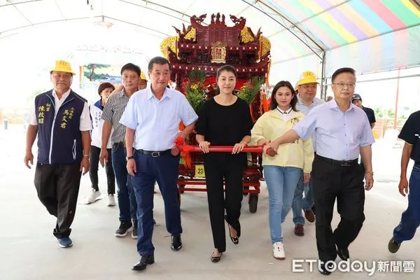 ▲「草屯媽」遶境祈安，南投縣長許淑華點起馬炮並扶鑾恭請啟駕。（圖／南投縣政府提供，下同）