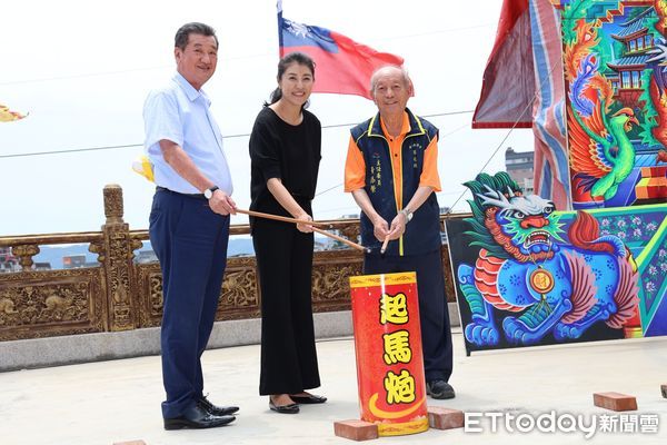 ▲「草屯媽」遶境祈安，南投縣長許淑華點起馬炮並扶鑾恭請啟駕。（圖／南投縣政府提供）