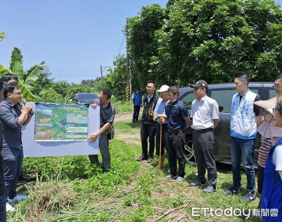 ▲張嘉郡帶隊到古坑鄉會勘觀音山橋上游野溪整治，現場聽取居民陳情意見及實地瞭解狀況，要求水保署盡快核定經費，改善山坡地野溪沖刷邊坡及壩頭崩塌情形。（圖／記者蔡佩旻翻攝）