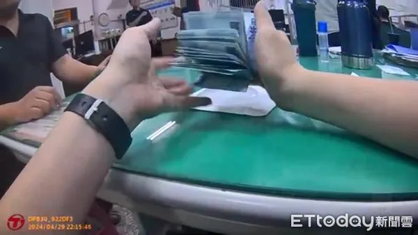 ▲▼ 一整疊紙鈔掉地上！粗心老闆弄丟員工激勵獎金。（圖／記者賴文萱翻攝）