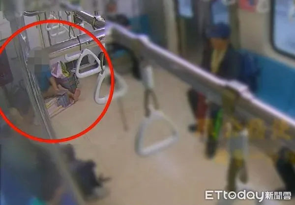 ▲▼男子在車上持刀削竹筍，民眾驚呆報警處理。（圖／記者邱中岳翻攝）