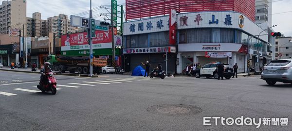 快訊／高雄砂石車撞人！1重傷送醫　血肉噴飛滿地⋯藍帳棚蓋斷肢