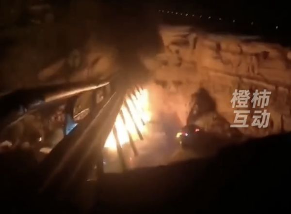 廣東高速公路坍方18車墜落！已19死30傷「大洞火光沖天」
