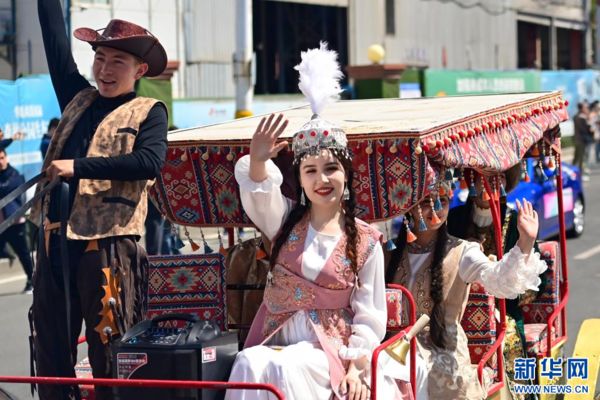 ▲新疆烏魯木齊舉辦大型遊行活動。（圖／翻攝新華社）