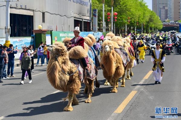 ▲新疆烏魯木齊舉辦大型遊行活動。（圖／翻攝新華社）
