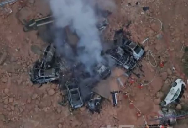 ▲▼廣東高速公路坍方19死30傷！18輛車墜入大洞「全燒成焦炭」。（圖／翻攝微博）